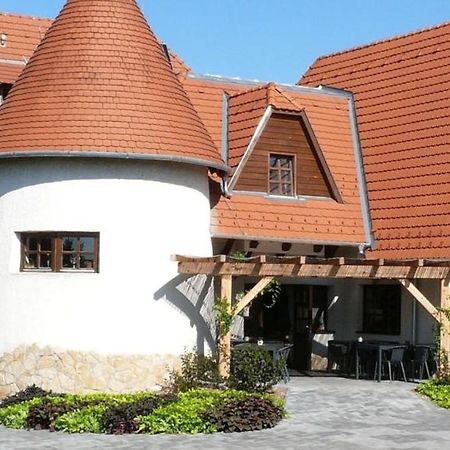 Kádárta Vendéglő Panzió Acomodação com café da manhã Veszprém Exterior foto