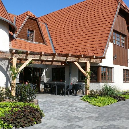 Kádárta Vendéglő Panzió Acomodação com café da manhã Veszprém Exterior foto