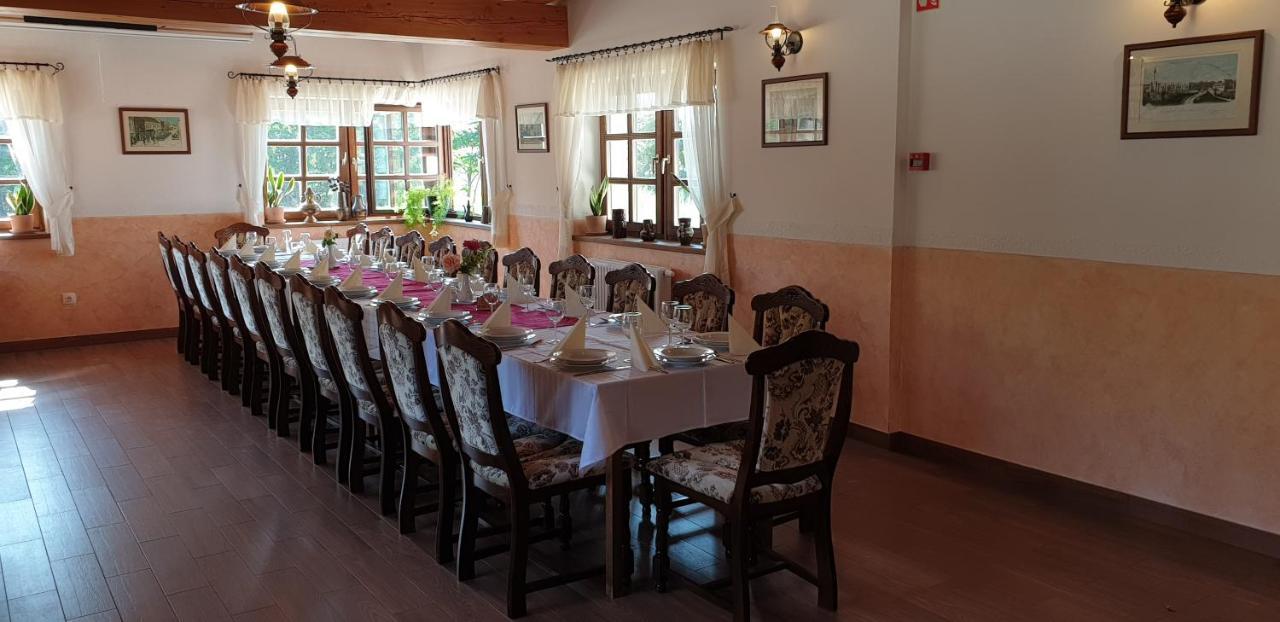 Kádárta Vendéglő Panzió Acomodação com café da manhã Veszprém Exterior foto