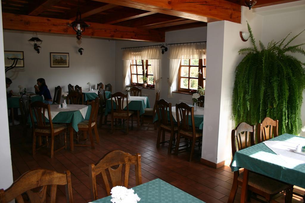 Kádárta Vendéglő Panzió Acomodação com café da manhã Veszprém Exterior foto