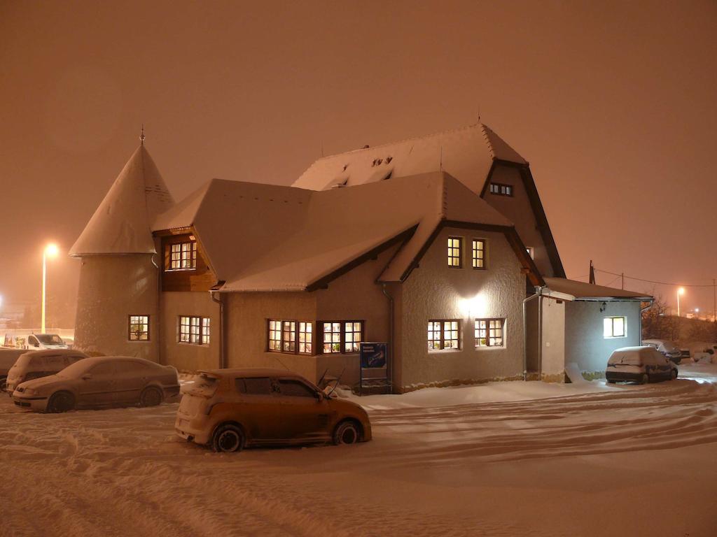 Kádárta Vendéglő Panzió Acomodação com café da manhã Veszprém Exterior foto