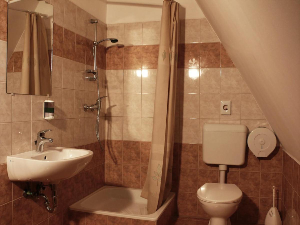 Kádárta Vendéglő Panzió Acomodação com café da manhã Veszprém Exterior foto