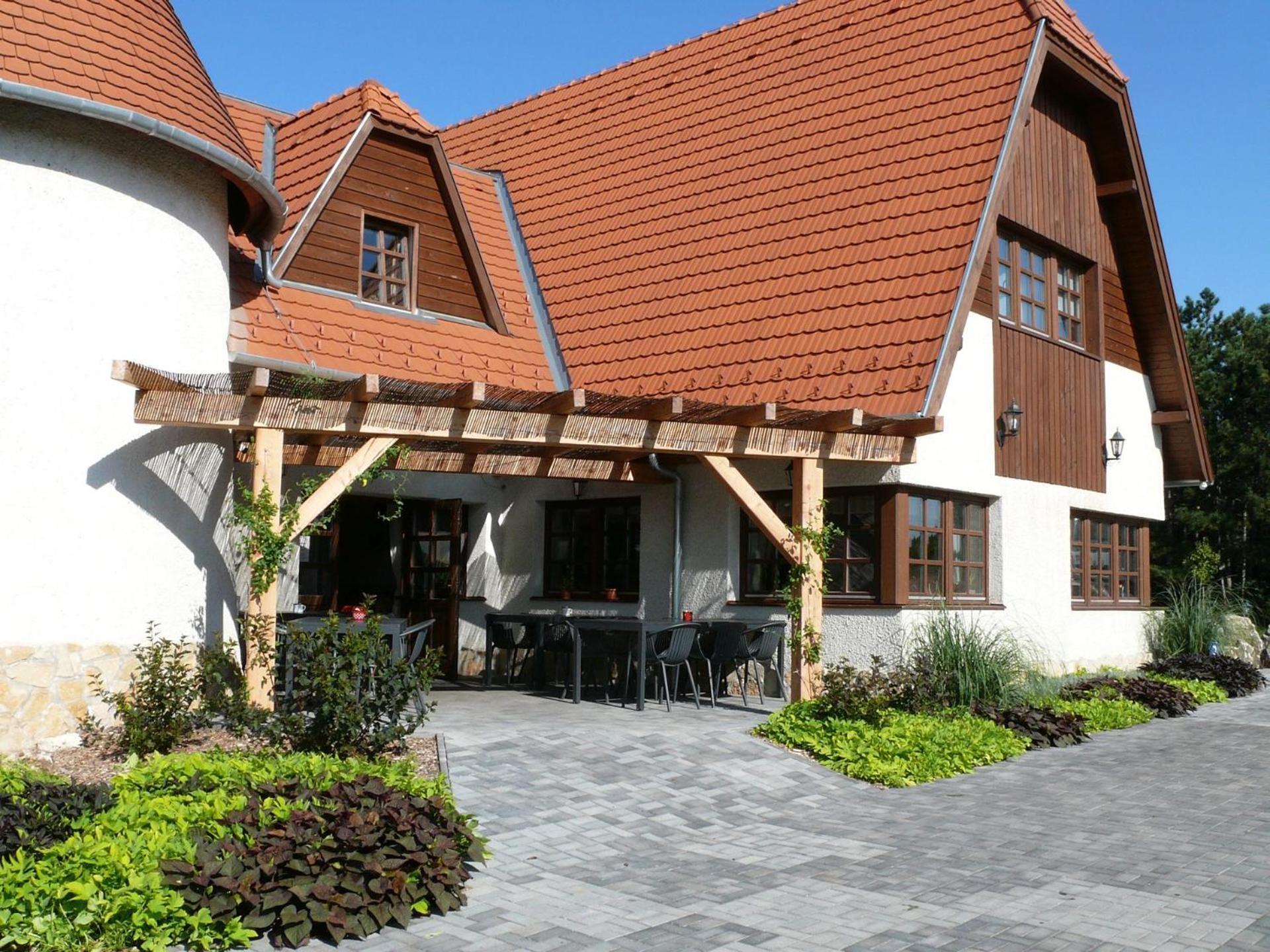 Kádárta Vendéglő Panzió Acomodação com café da manhã Veszprém Exterior foto